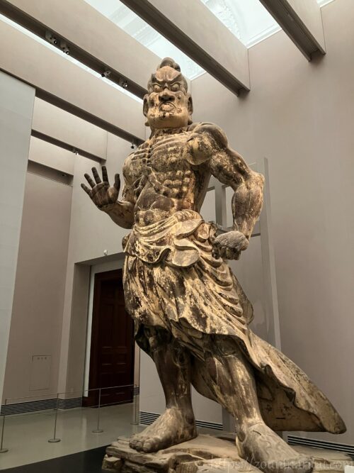 金峯山寺仁王門の仁王像(吽形)。奈良国立博物館に寄託され、仏像館に展示されている姿。
