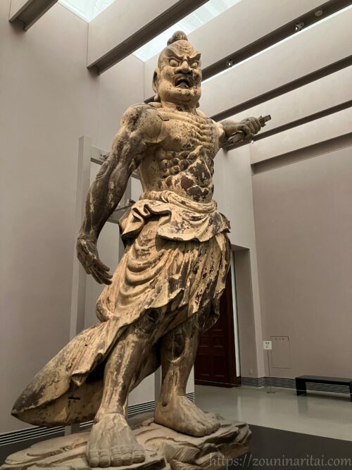 金峯山寺仁王門の仁王像(阿形)。奈良国立博物館に寄託され、仏像館に展示されている姿。