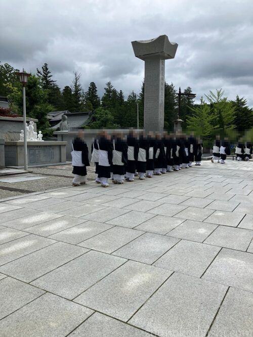2026年宗祖降誕会が終わり整列して帰っていく若い僧侶たち