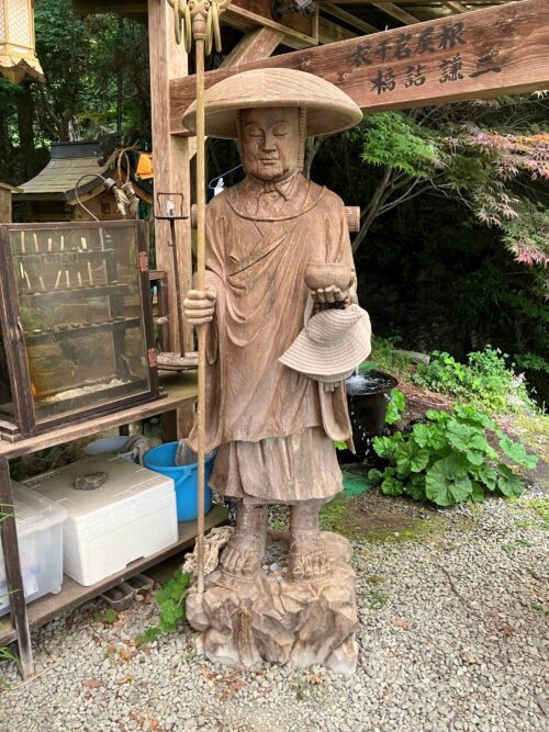 弘法大師御衣干岩の側にある修行大師像