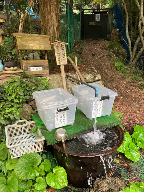 弘法大師御衣干岩にある大師の水