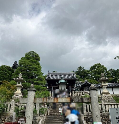 あじさいウイーク中のご縁日の柳谷寺山門までの行列
