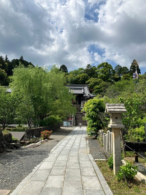 柳谷寺山門前