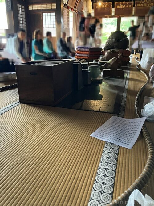 柳谷寺本堂で行われる百万遍大数珠繰り