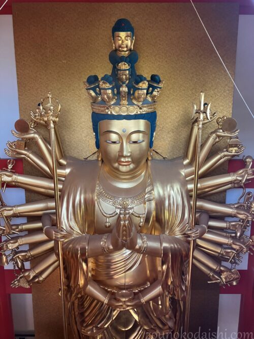 仏殿展望回廊から見た紀三井寺大千手十一面観世音菩薩像