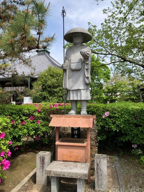 乙訓寺境内の修行大師像