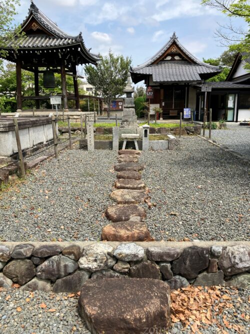 乙訓寺早良親王供養塔
