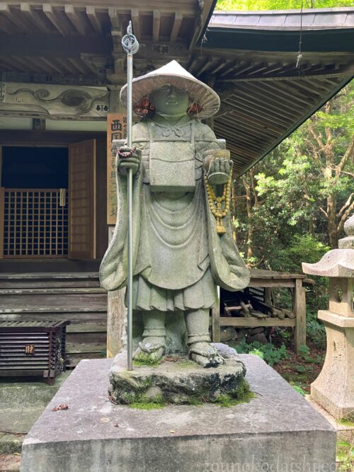 弘法大師御剃髪所跡の修行大師像