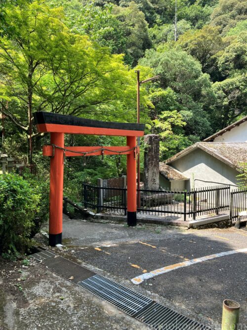 満願滝弁財天鳥居