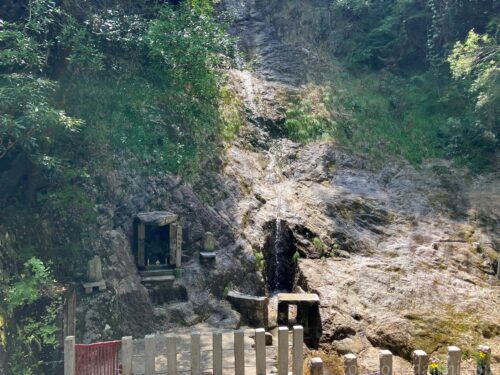 満願滝と空海を祀る祠