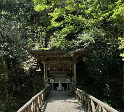満願滝稲荷大明神