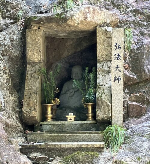 満願滝空海を祀る祠の中の空海像