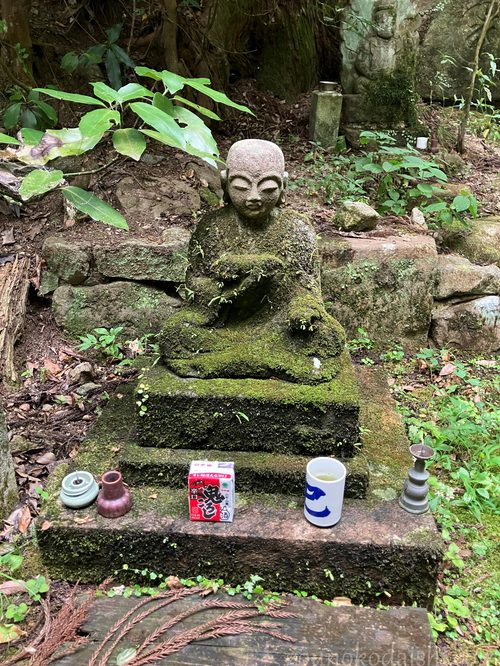 岡寺瑠璃井の奥に安置される弘法大師坐像