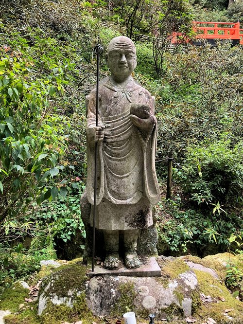 岡寺瑠璃井側にある修行大師像