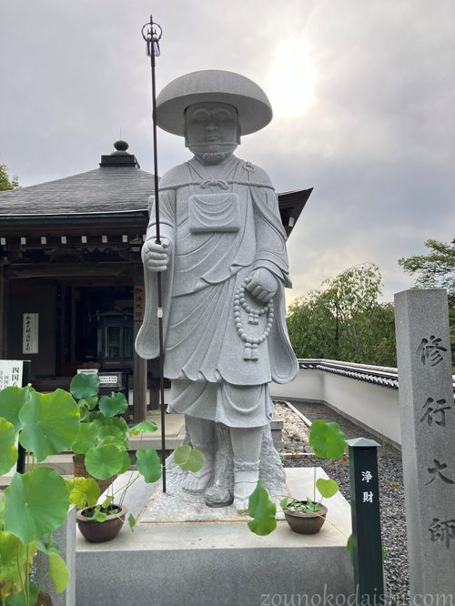 岡寺大師堂の前に立つ修行大師像