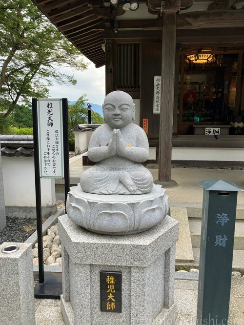 岡寺大師堂前の稚児大師像