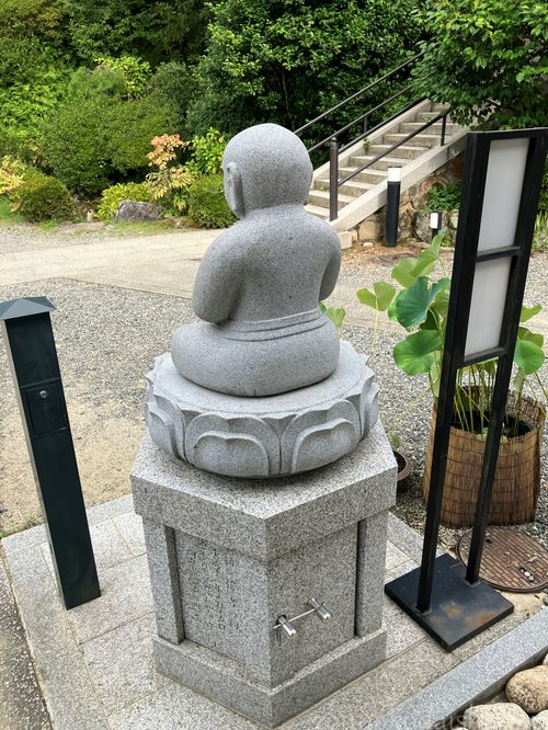 岡寺大師堂前の稚児大師像の背面