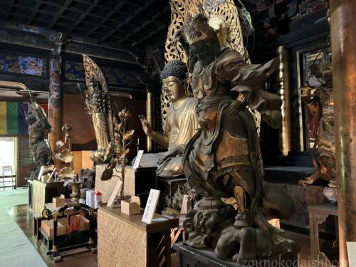 施福寺本堂内の仏像群