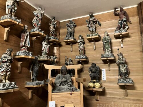 施福寺本堂の仏像群