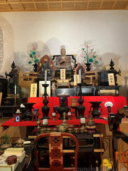 壷阪寺大講堂内の仏像群