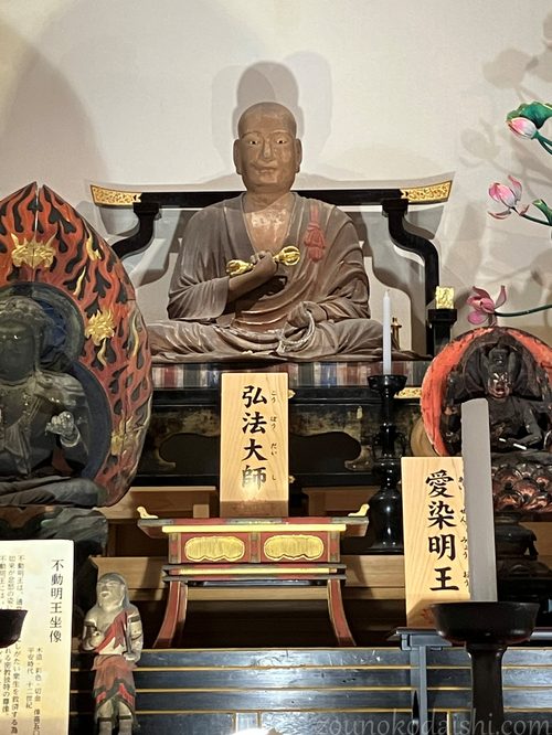 壷阪寺大講堂弘法大師像
