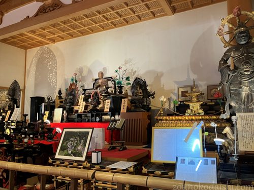 壷阪寺大講堂内の仏像群
